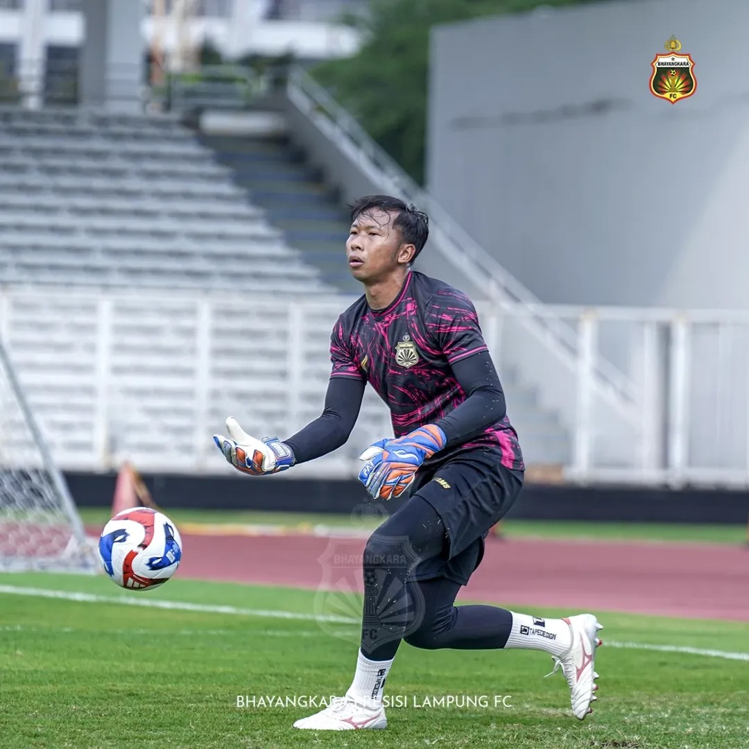 Kiper Bhayangkara FC Awan Setho memiliki rekor kebobolan 16 gol oleh PSM Makassar.