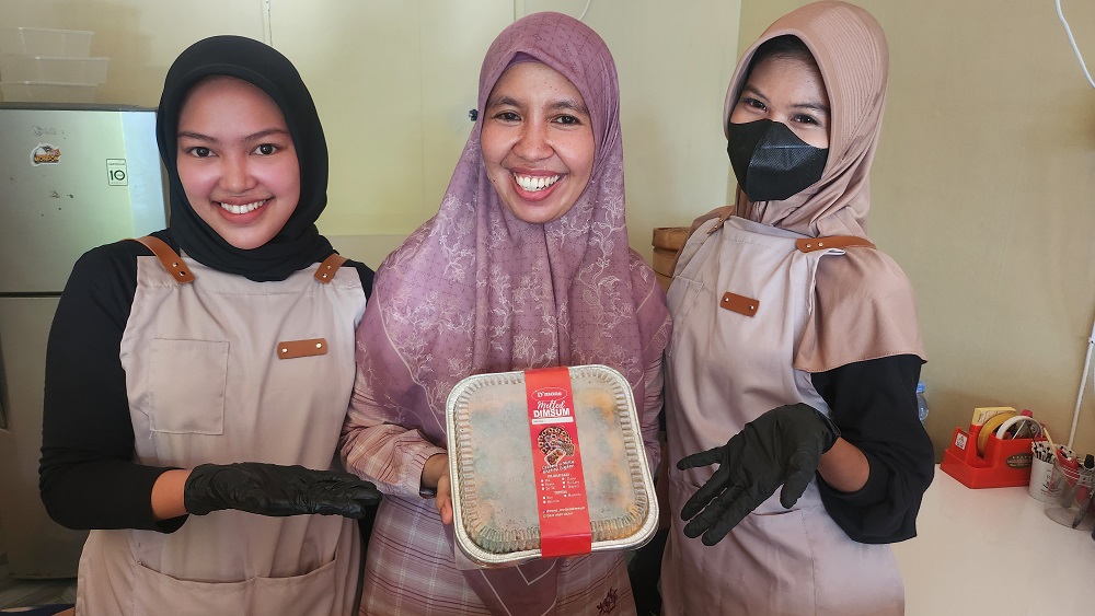 LADANG AMAL: Niat Shinta membuka usaha kuliner bukan semata untuk mencari keuntungan, melainkan untuk menyediakan lapangan kerja dan memberi manfaat bagi banyak orang.