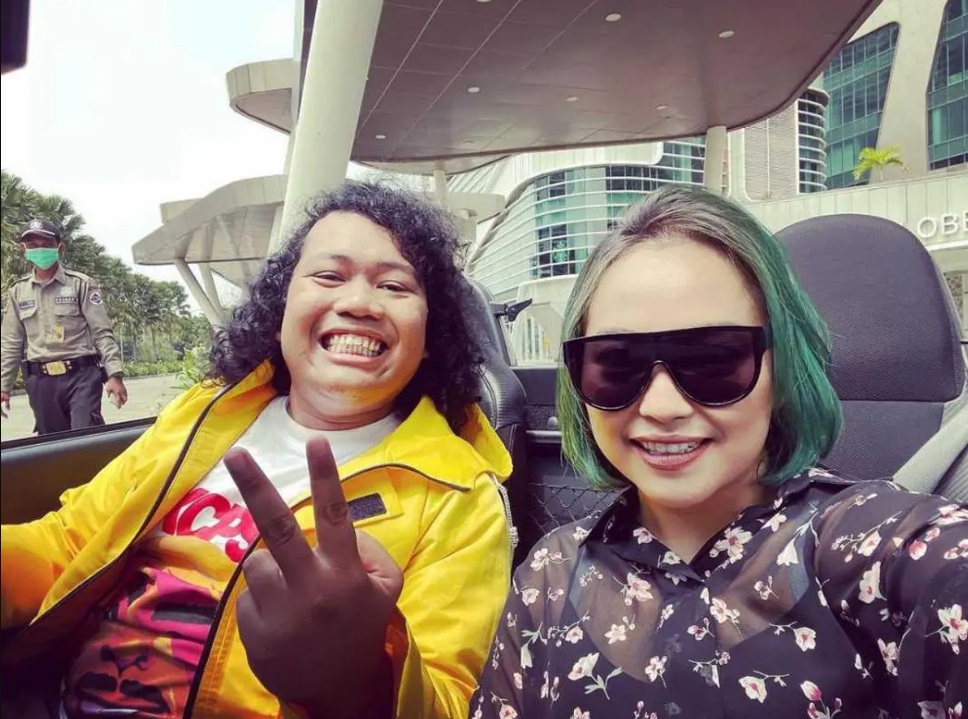Potret Mpok Alpa dan Marshel, host Sobat Misqueen.