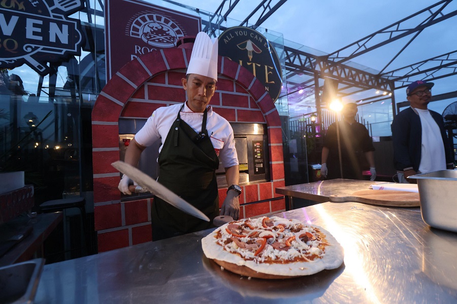 AUTENTIK: Berbagai menu autentik Italia termasuk pizza tersaji di Rooftop Terrace Platinum Hotel & Convention Hall Balikpapan.