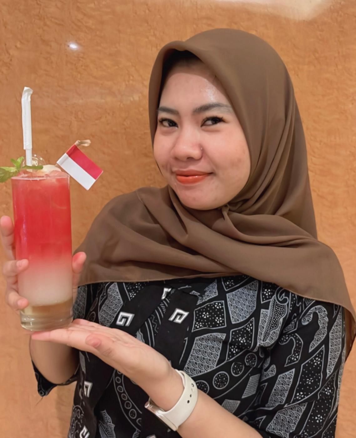 SEGAR: Food and beverage attendant, Ade Winara menghadirkan minuman dengan perpaduan sirup leci dan jus semangka.