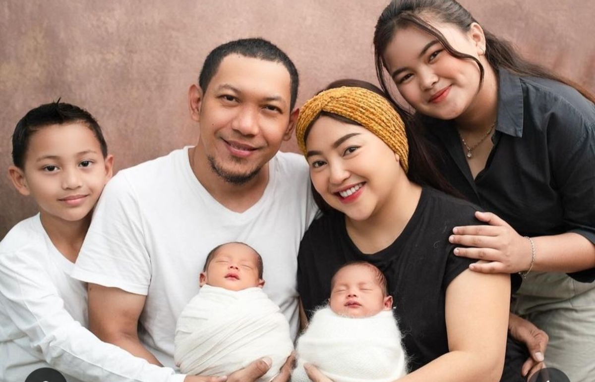 Mpok Alpa sama suami dan anak-anaknya. (FOTO: IST)