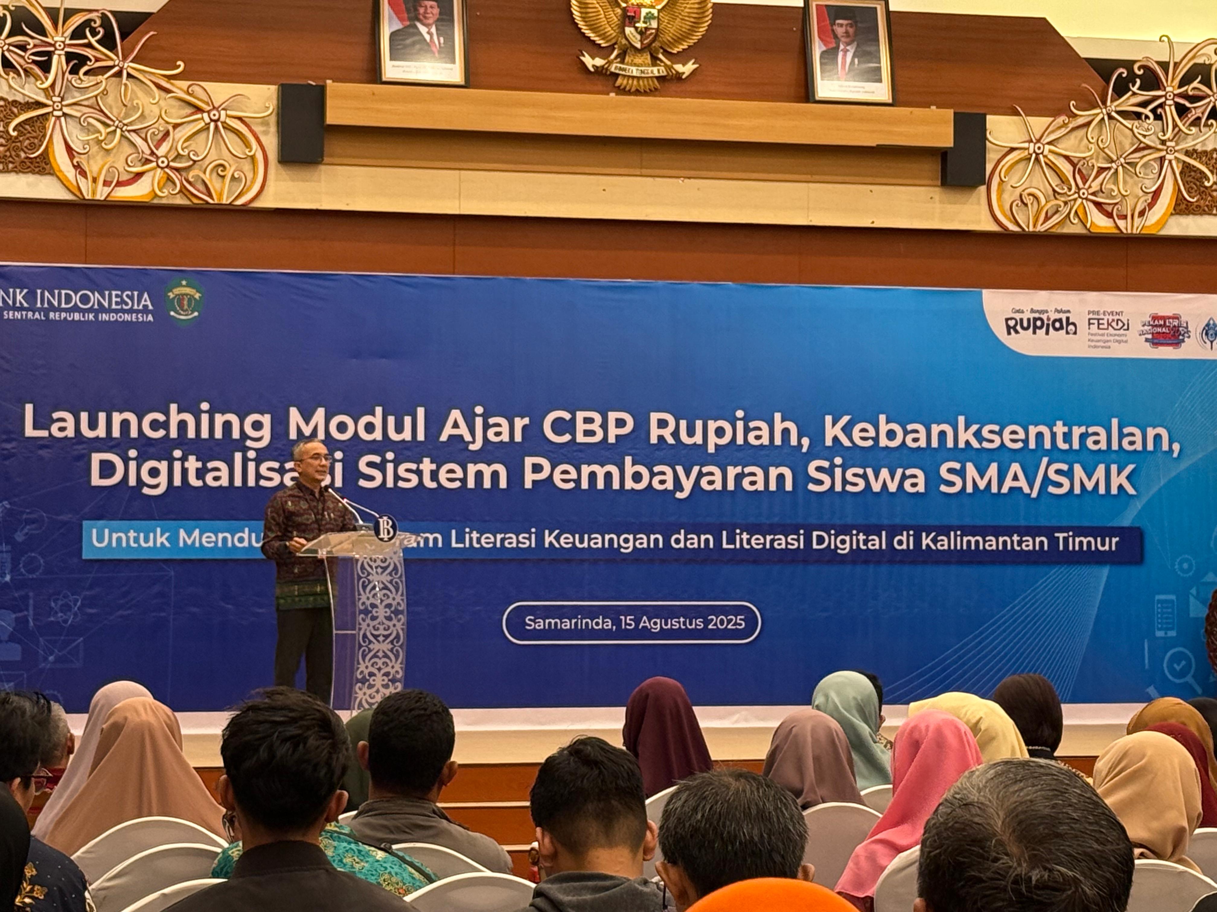 PAPARAN: Deputi Kepala Perwakilan BI Kaltim - Agus Taufik memberikan materi saat peluncuran modul ajar.