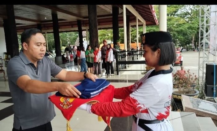 Bupati Kutai Barat, Frederick Edwin menyerahkan bendera latihan saat kegiatan geladi bersih upacara peringatan HUT ke- 80  RI.