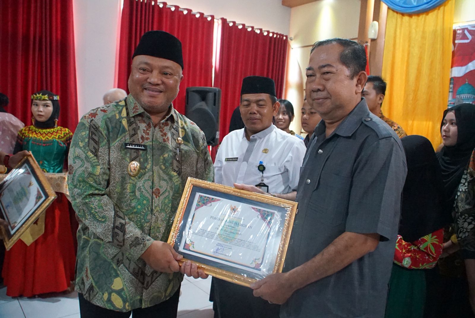 APRESIASI: Wabup Gamalis menyerahkan penghargaan kepada tokoh masyarakat pada kegiatan PW2K, Jumat (15/8).
