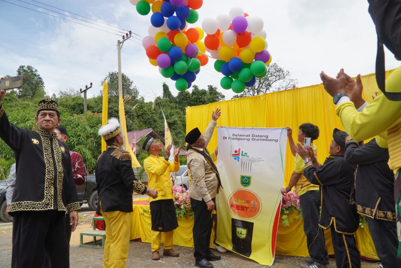 MERIAH: Gamalis membuka Abut Barintak Fest 2025 sembari berharap pertambahan usia Kampung Gurimbang menambah kepedulian terhadap pembangunan.