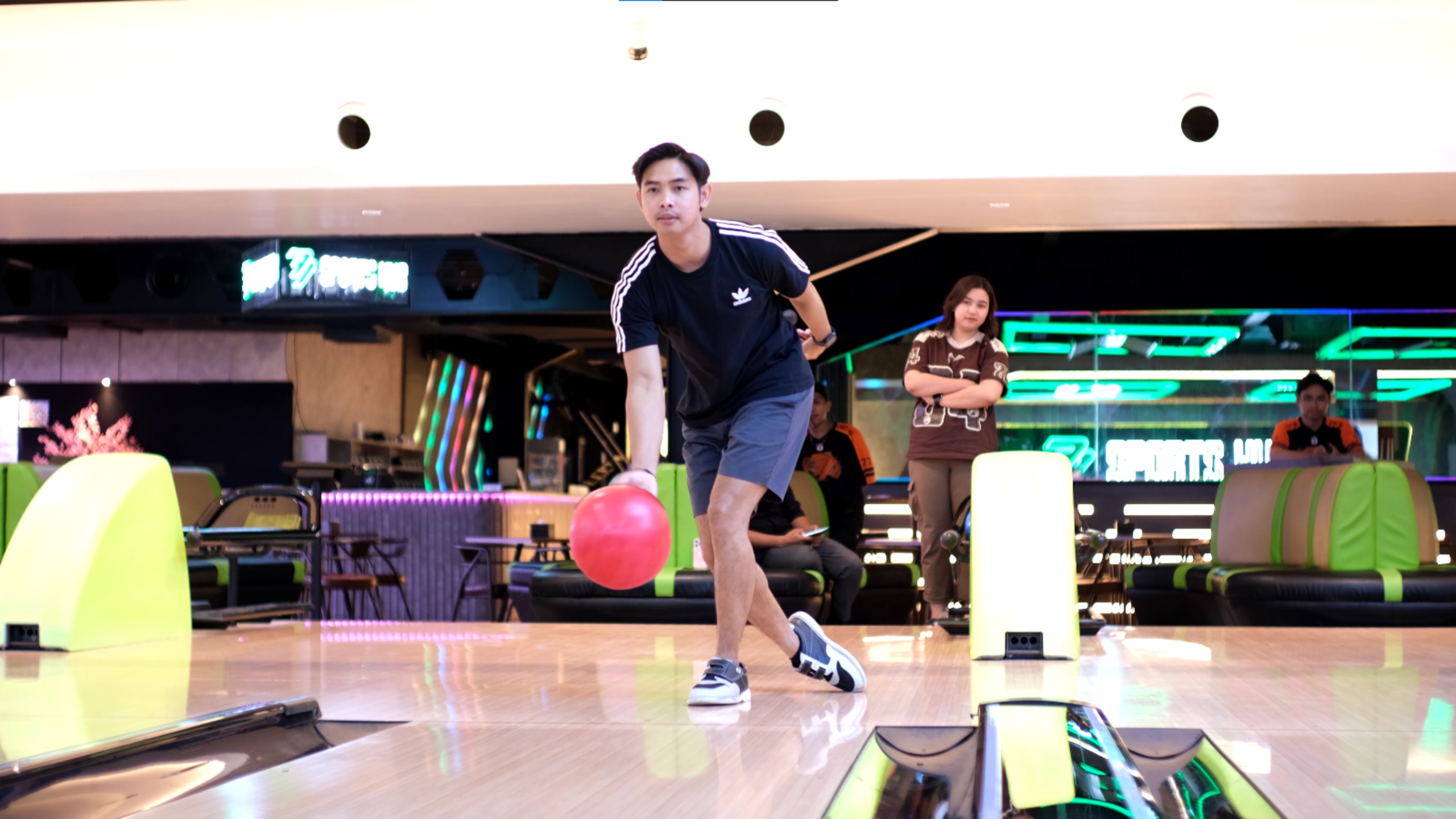 Bowling Staycation menjadi pilihan ideal bagi tamu yang ingin melepas penat bersama orang terdekat.