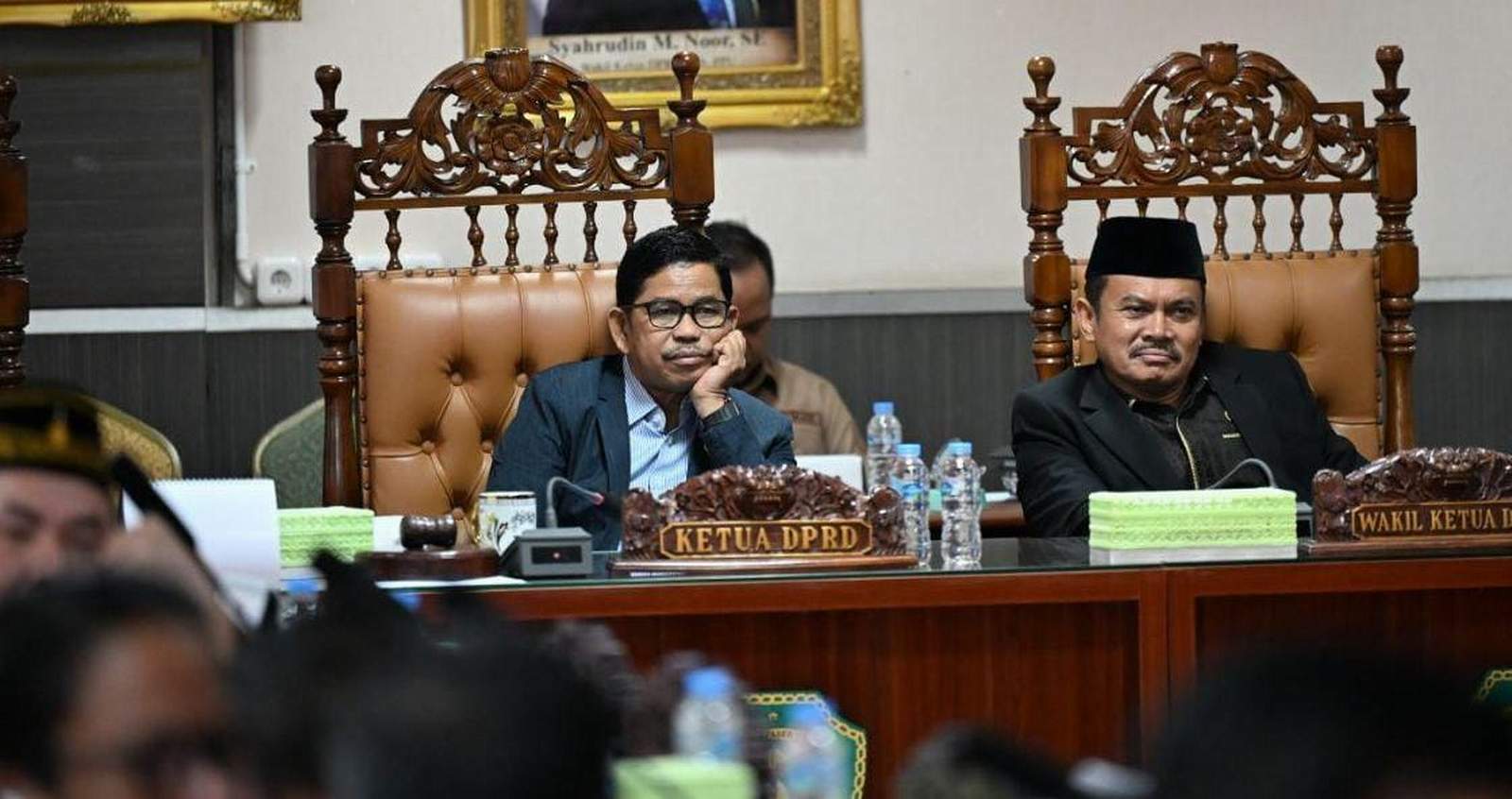 SERIUS: Ketua DPRD PPU Raup Muin menyimak pidato kenegaraan Presiden Prabowo Subianto.