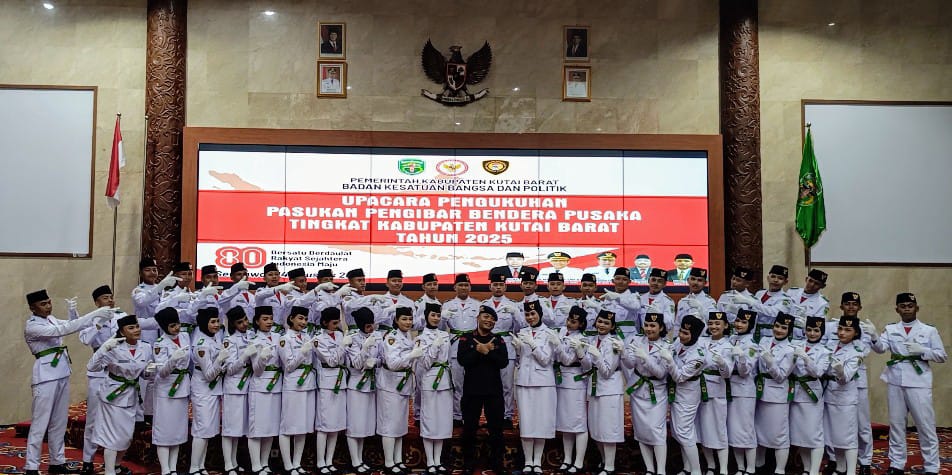 Wakil Bupati Kubar, Nanang Adriani menyematkan secara simbolis atribut Paskibra tingkat Kabupaten Kutai Barat.