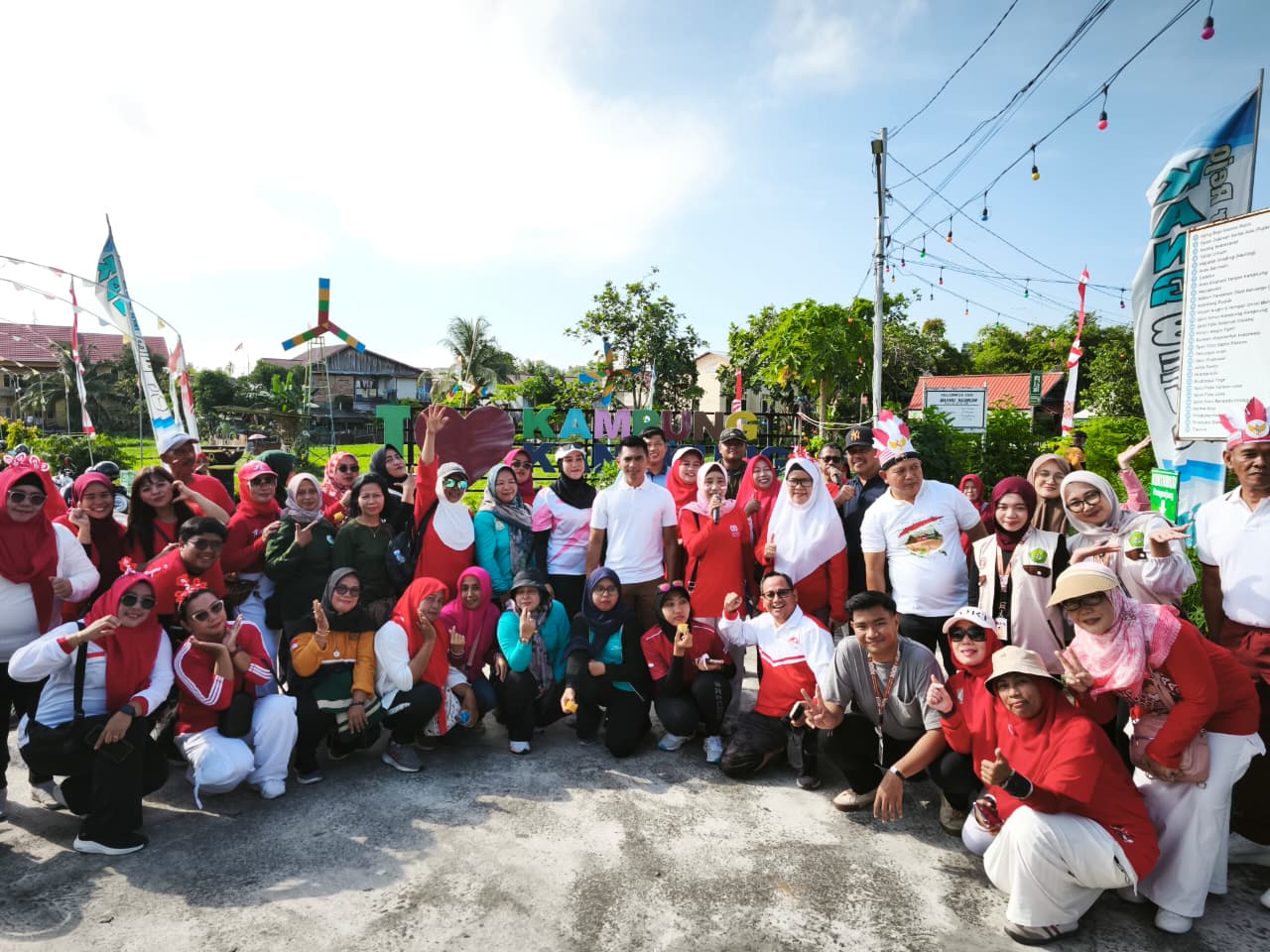 Ratusan peserta Germas Kecamatan Balikpapan Tengah mengenakan pakaian serba putih dan merah memeriahkan HUT RI di Wisata Edukasi Kang Bejo.