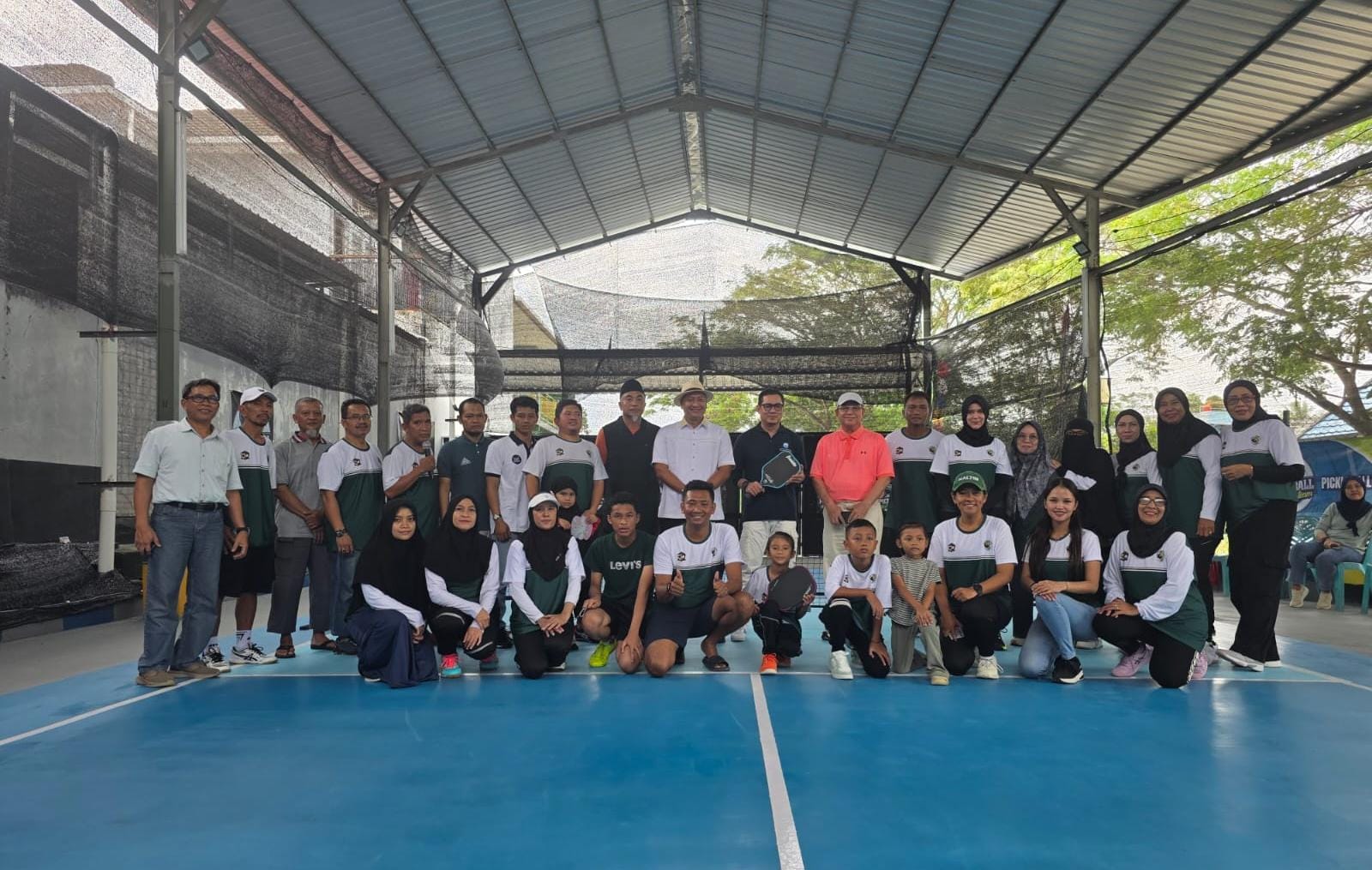 PEMBINAAN: Para pengurus Kartini R Pickleball Club bersama Ketua IPF Balikpapan Yudhi Saharuddin.