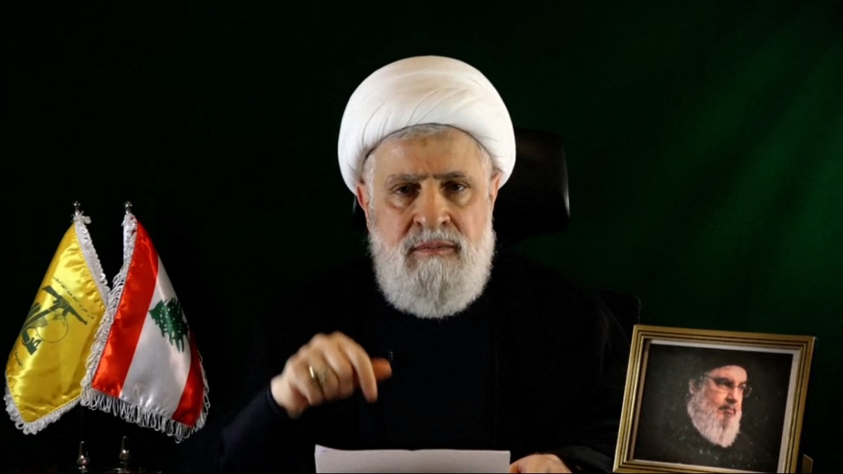 Pemimpin Hezbollah Naim Qassem saat menyampaikan pidato melalui siaran televisi, Jumat (15/8).
