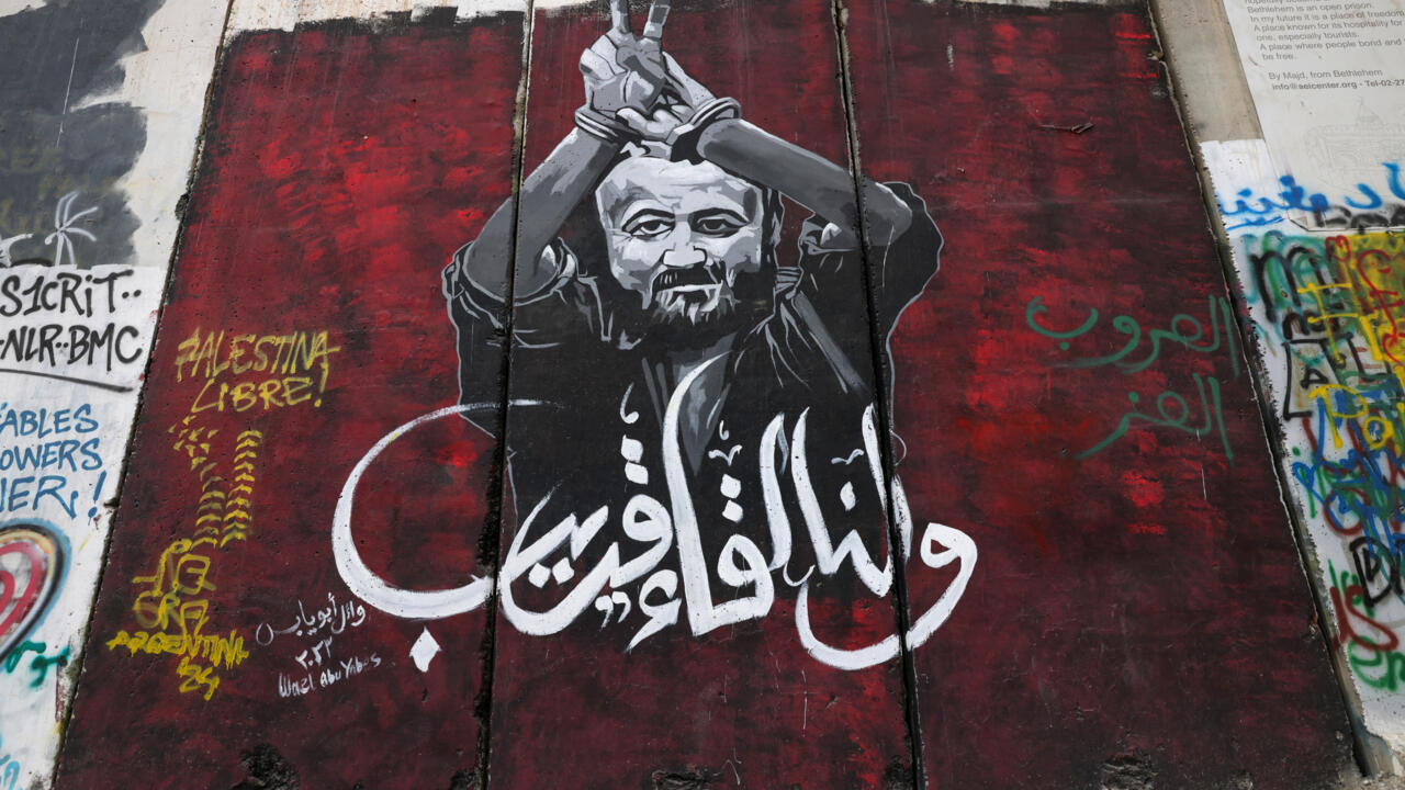 Mural tokoh Fatah sekaligus tahanan Palestina, Marwan Barghouti, terpampang di tembok pemisah Israel di Bethlehem, Tepi Barat.