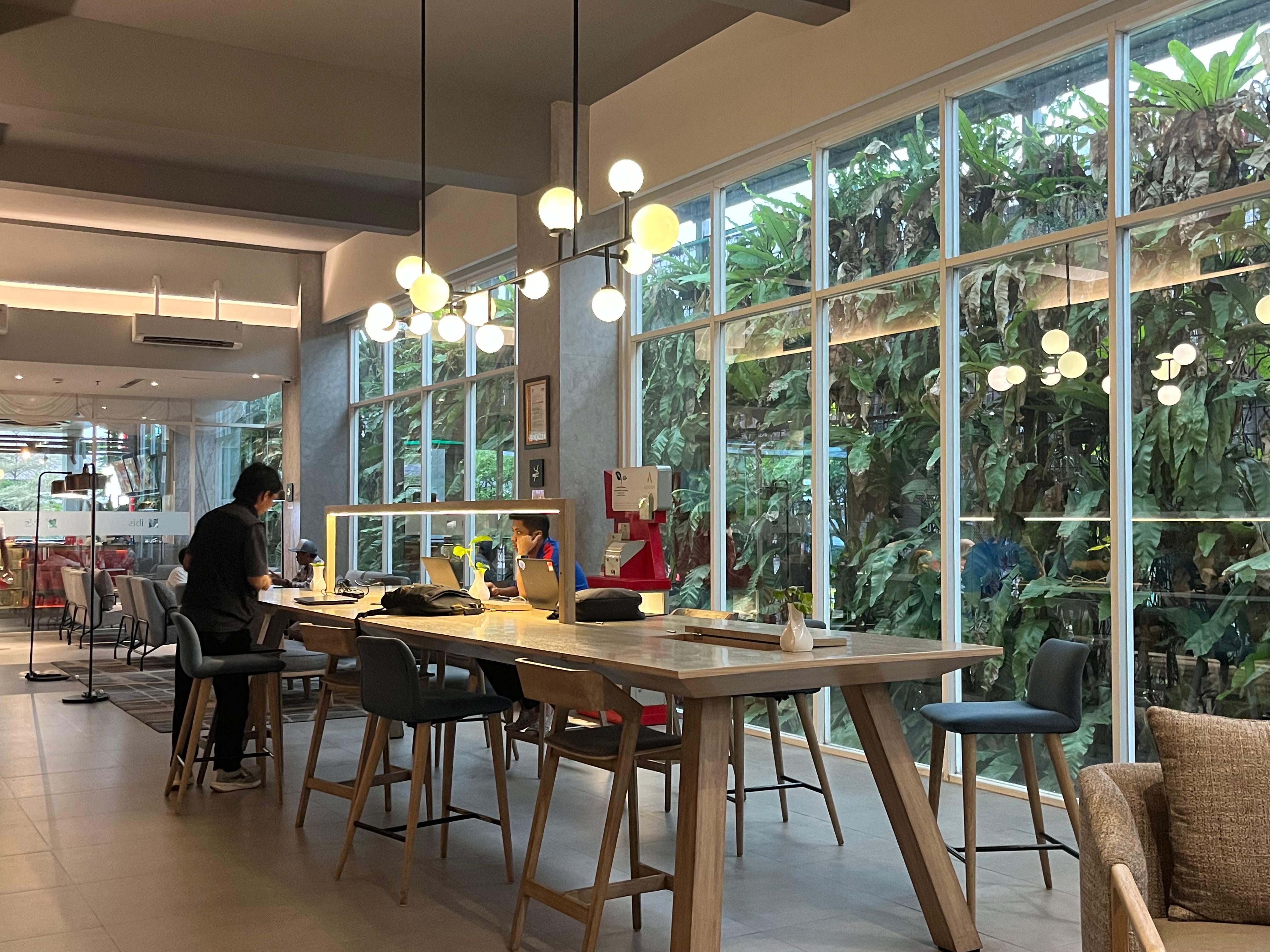 MENYENANGKAN: Coffee & Co menyediakan tempat luas dengan ornamen dan fasilitas apik menunjang aktivitas dan kenyamanan. Ditambah menu khusus menyambut Hari Kemerdekaan.