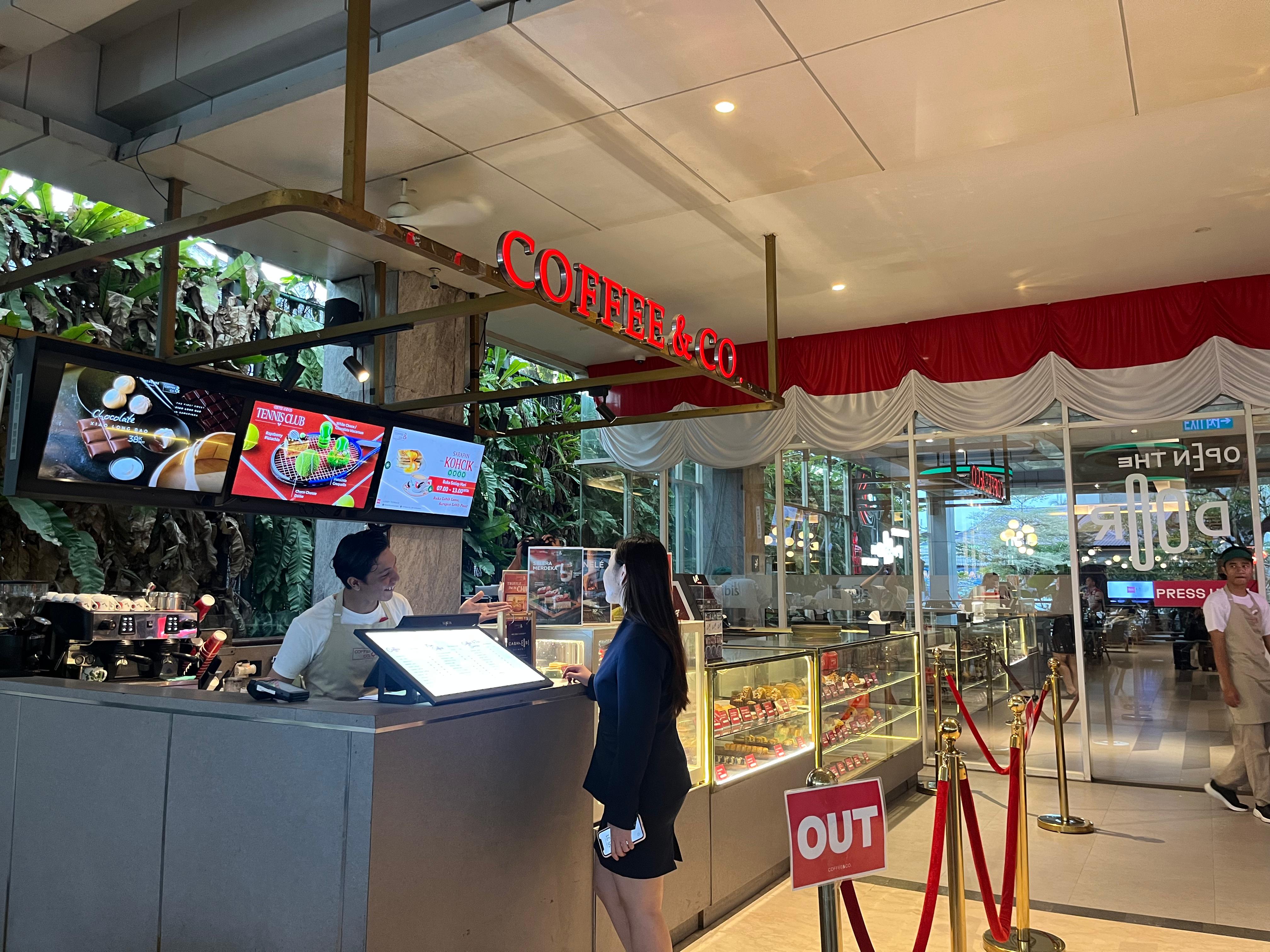 Tempat luas dengan ornamen dan fasilitas apik menunjang aktivitas dan kenyamanan. Ditambah menu khusus menyambut Hari Kemerdekaan.