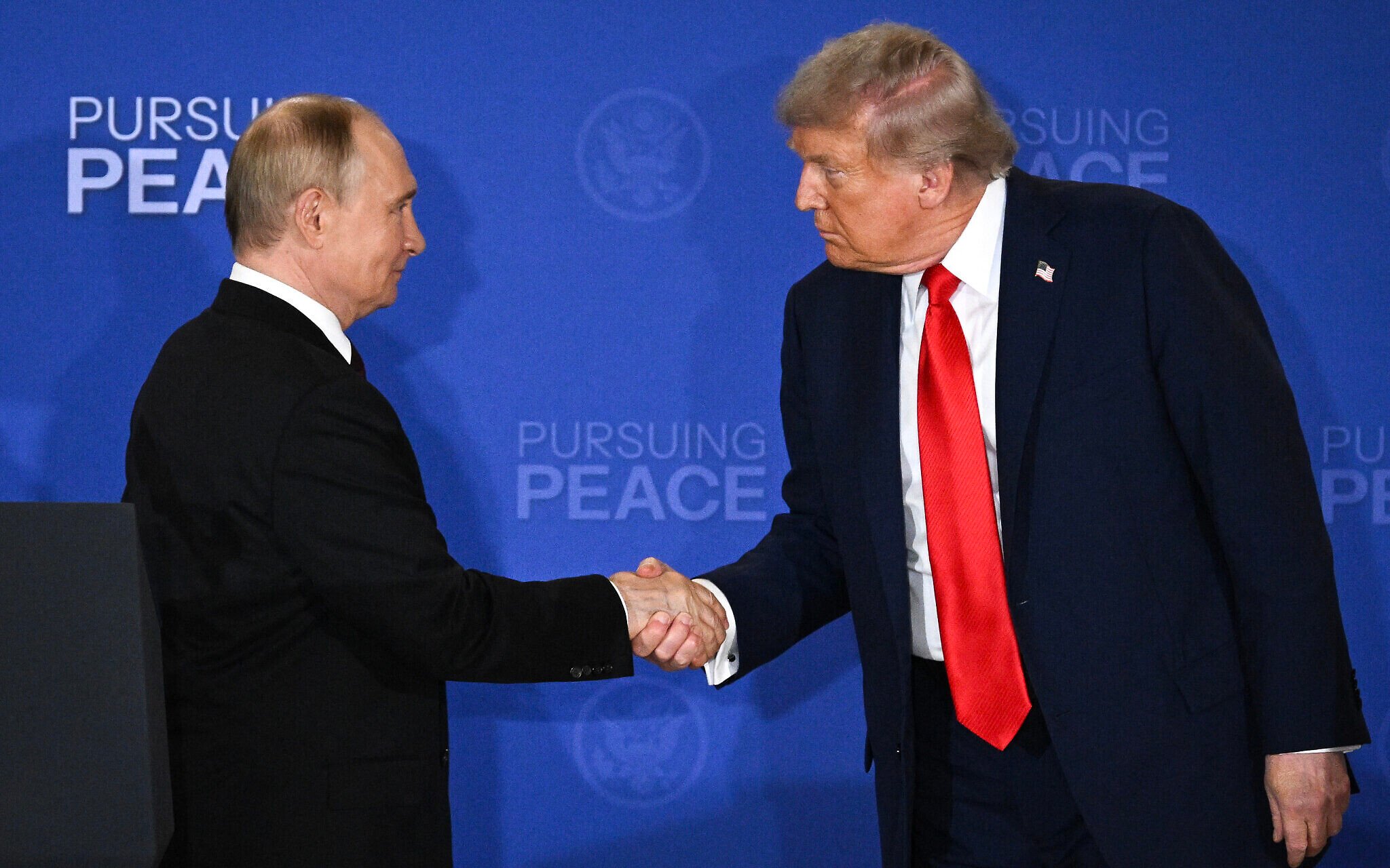 Presiden Amerika Serkat Donald Trump bersama Presiden Rusia Vladimir Putin.