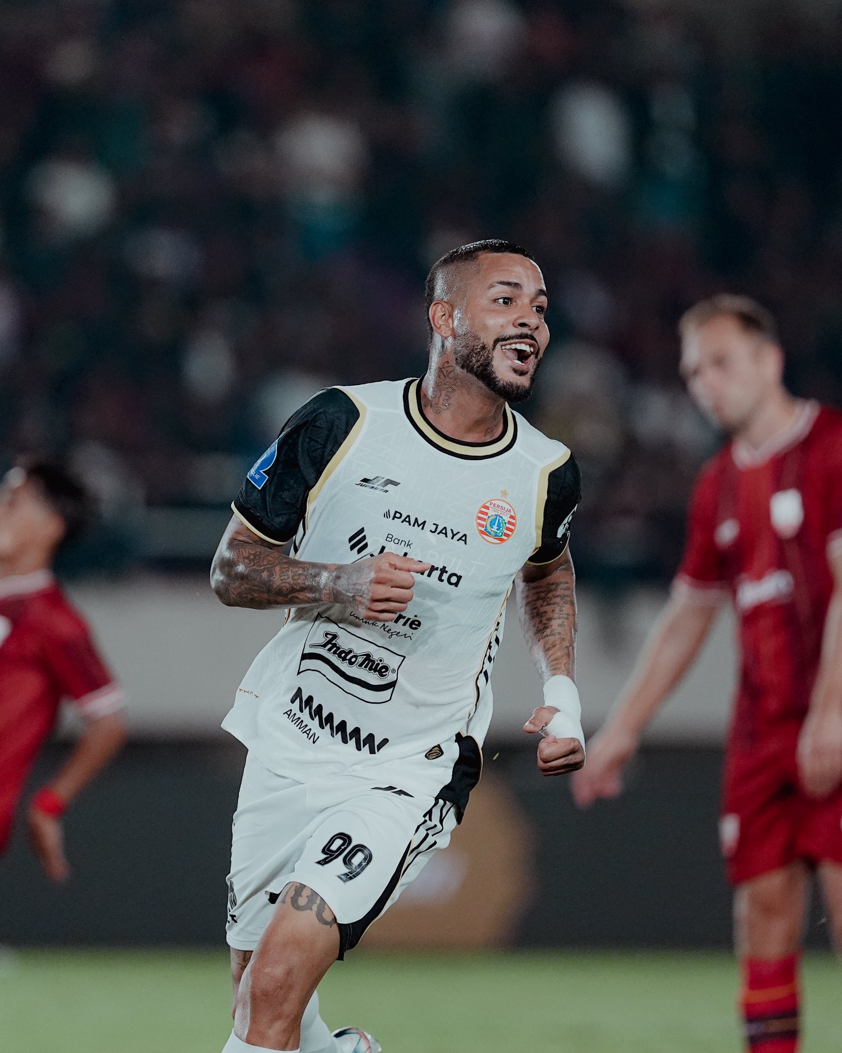 Emaxwell Souza mencetak gol kedua bagi Persija. Dalam laga ini Persija menag 3-0 atas Persis Solo.