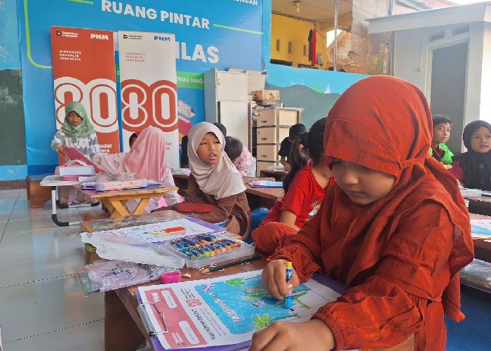 SEMANGAT: Anak-anak antusias mewarnai gambar bertema kemerdekaan di Ruang Pintar PNM