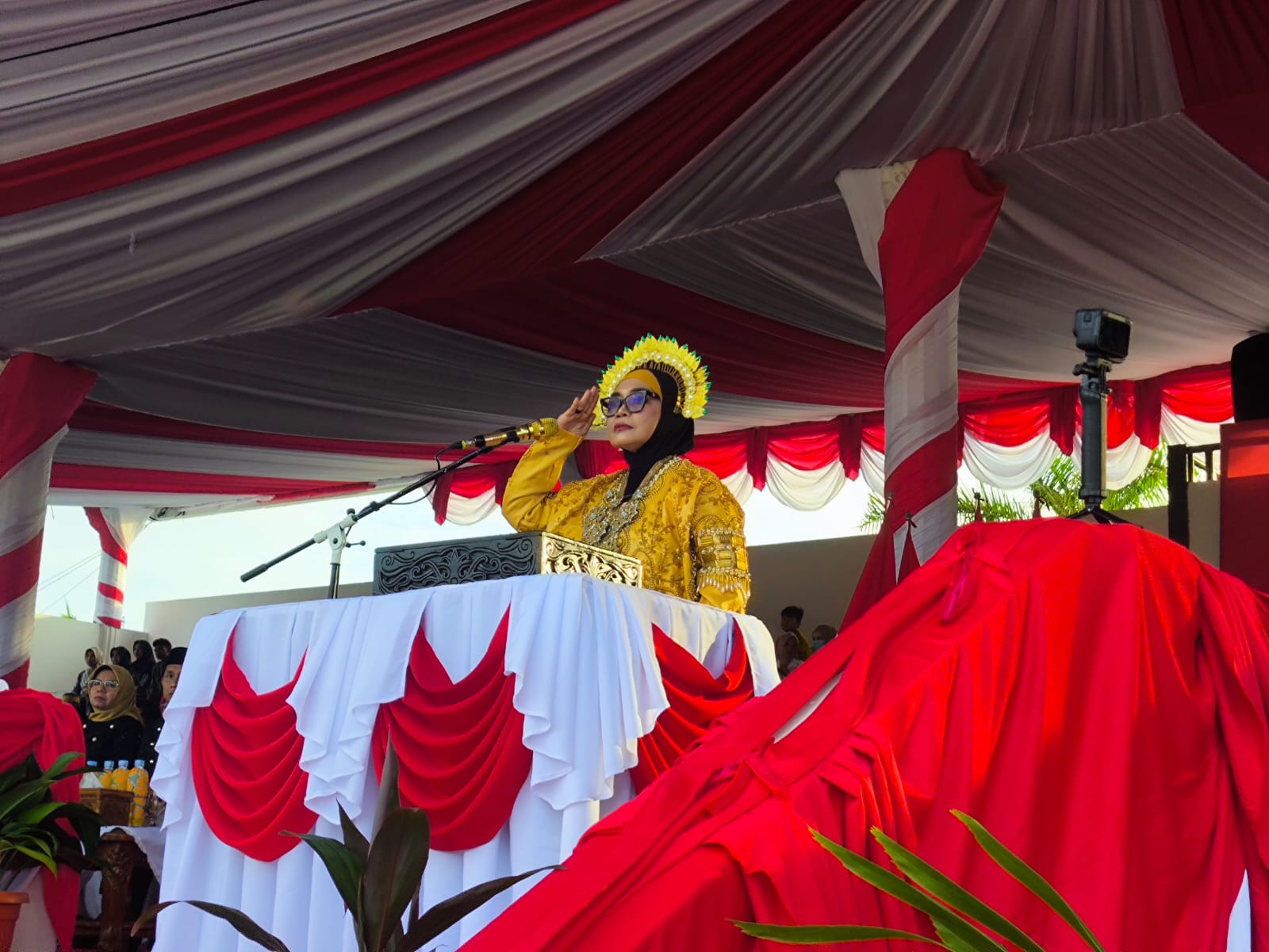 KHIDMAT: Upacara Peringatan HUT RI ke-80 dilaksanakan di Stadion Bessai Berinta Bontang. FOTO: ADIEL KUNDHARA/KP
