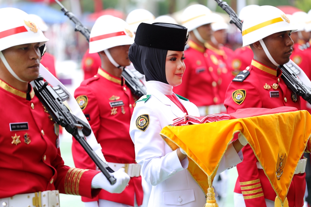 Paskibra Kukar membawa baki berisi bendera Merah Putih menuju tiang utama saat detik-detik Proklamasi Kemerdekaan RI.
