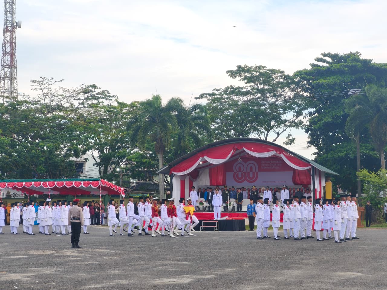 Camat Balikpapan Timur Mustamin selaku inspektur upacara peringatan HUT ke-80 RI, Minggu (17/8/2025) di halaman Asrama Haji Balikpapan.