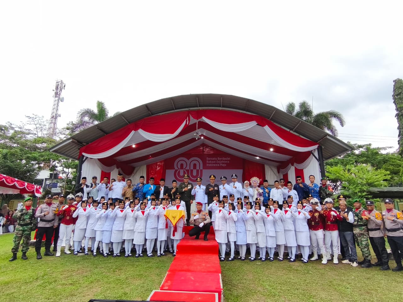 Paskibra dari SMA 7 Balikpapan Timur bersama para tamu undangan dan unsur pendukung setelah sukses menjalankan tugas.