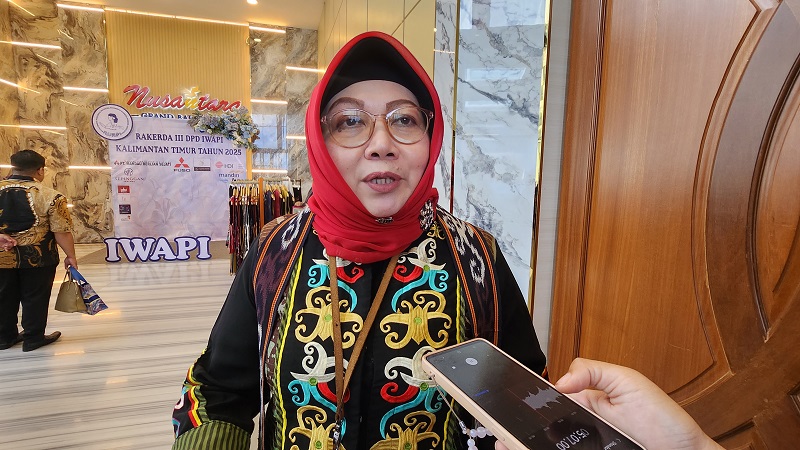 BERANI TAMPIL: Noryani Sorayalita mendorong perempuan bergabung organisasi khusus yang mampu mendorong kompetensi yang dimiliki, salah satunya Iwapi.