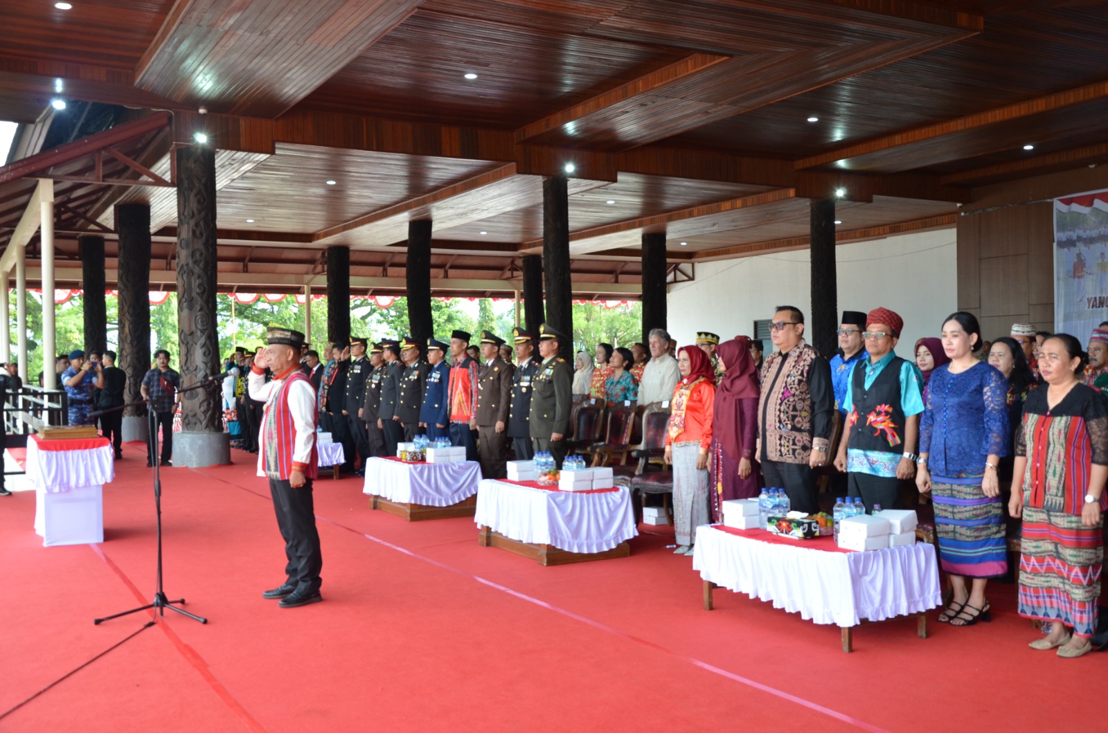 Wakil Bupati Kubar, Nanang Adriani memimpin upacara penurunan bendera Merah Putih HUT ke-80 RI.