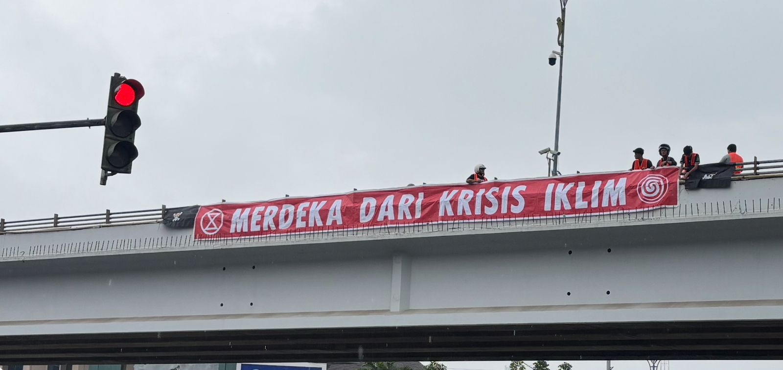 Pegiat lingkungan membentangkan kampanye agar Kaltim terbebas dari krisis iklim imbas deforestasi.