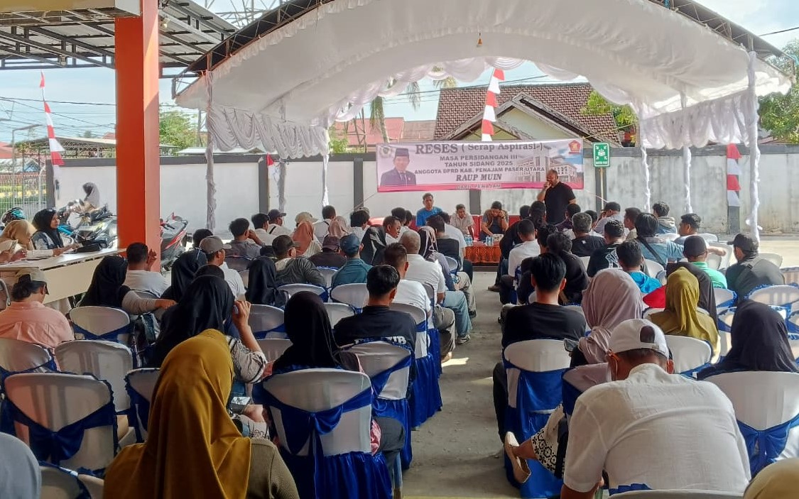 SERAP ASPIRASI: Warga Nenang antusias mengikuti reses Ketua DPRD PPU, Raup Muin.