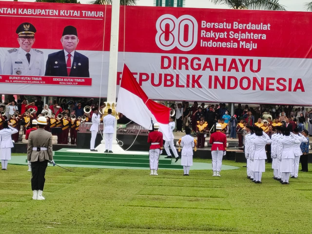 Momen bendera Merah Putih tidak langsung terbentang sempurna saat dikibarkan Paskibraka Kutim pada upacara HUT ke-80 RI. (Jufriadi/KP)