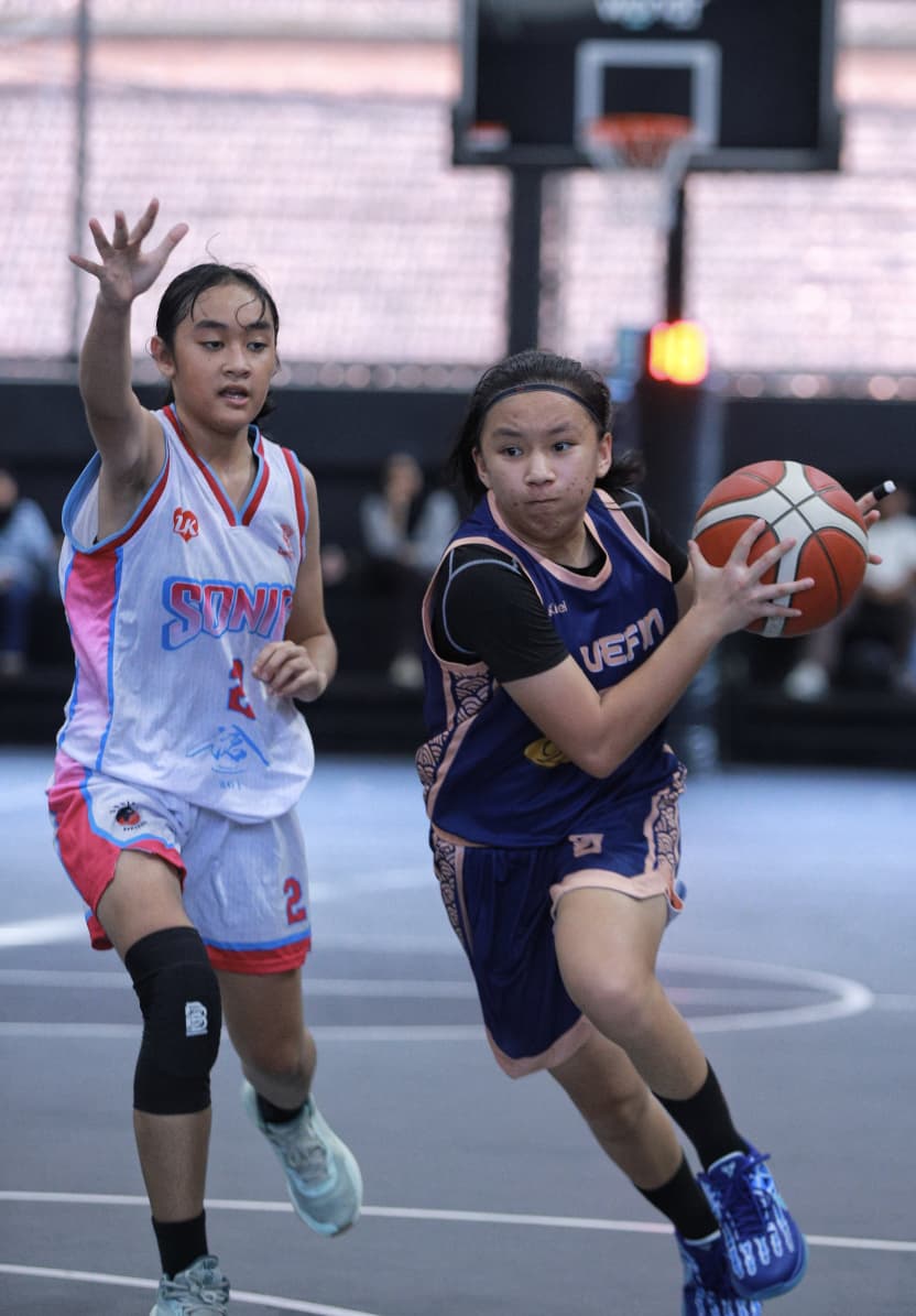 Jesslyn Kantono (Biru) salah satu pemain Bluefin Samarinda yang tampil ciamik di KBL U-16.  &nbsp;
