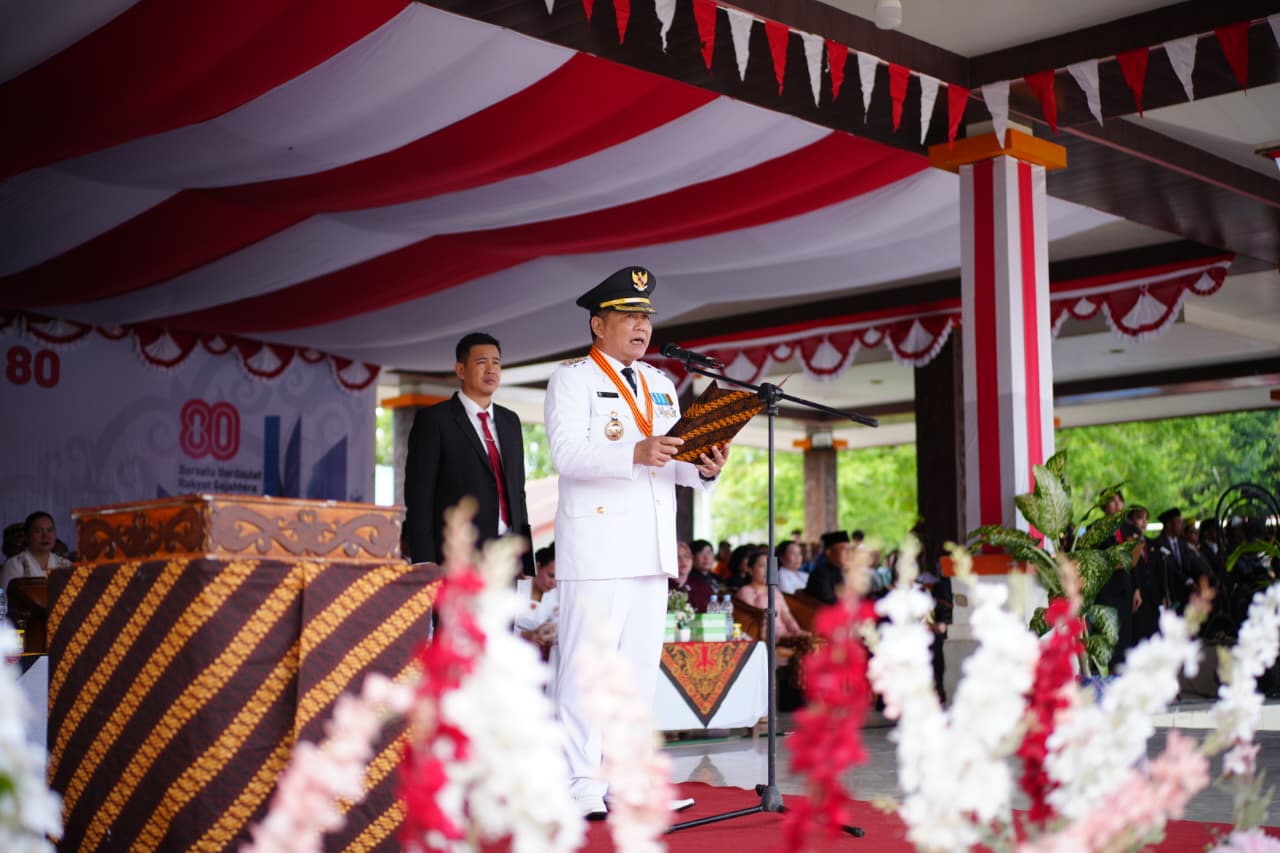 Bupati Mahulu, Bonifasius Belawan Geh saat membacakan pidato di Lapangan Ujoh Bilang, Minggu (17/8/2025).