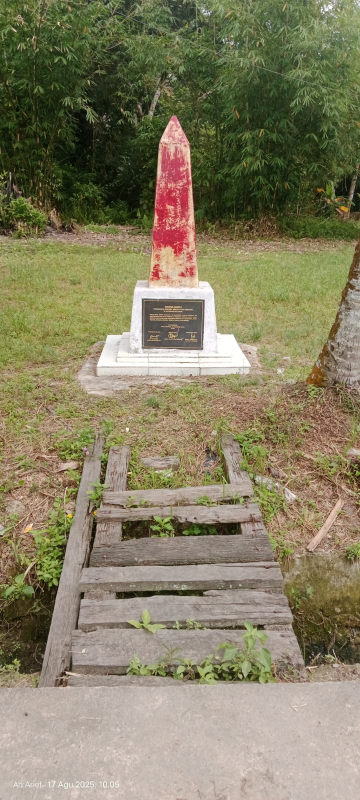 Monumen Pengibaran Bendera Merah Putih kali pertama di Kaltim ini berada di Kelurahan Nenang, Kecamatan Penajam, PPU, dan terkesan dibiarkan terlantar.   &nbsp;
