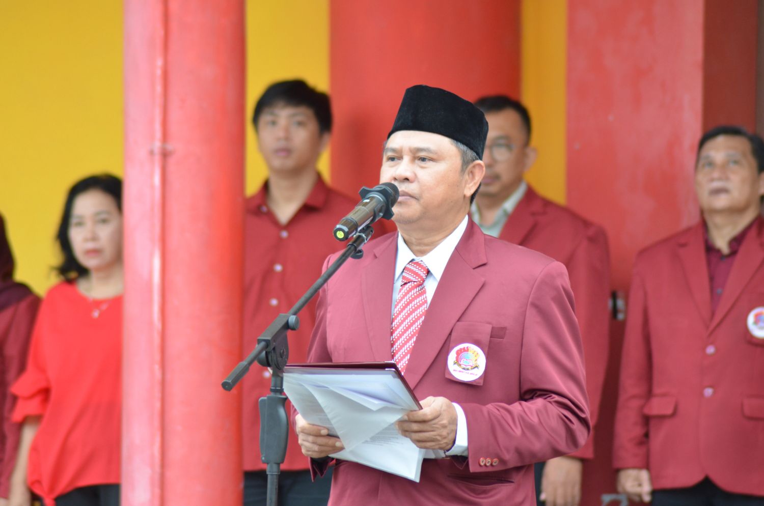 BACA TEKS PANCASILA: Rektor Universitas Mulia Prof. Dr. Ir. Muhammad Ahsin Rifai MSi memimpin khidmat pembacaan teks Pancasila, menjadi momen reflektif bagi seluruh civitas akademika