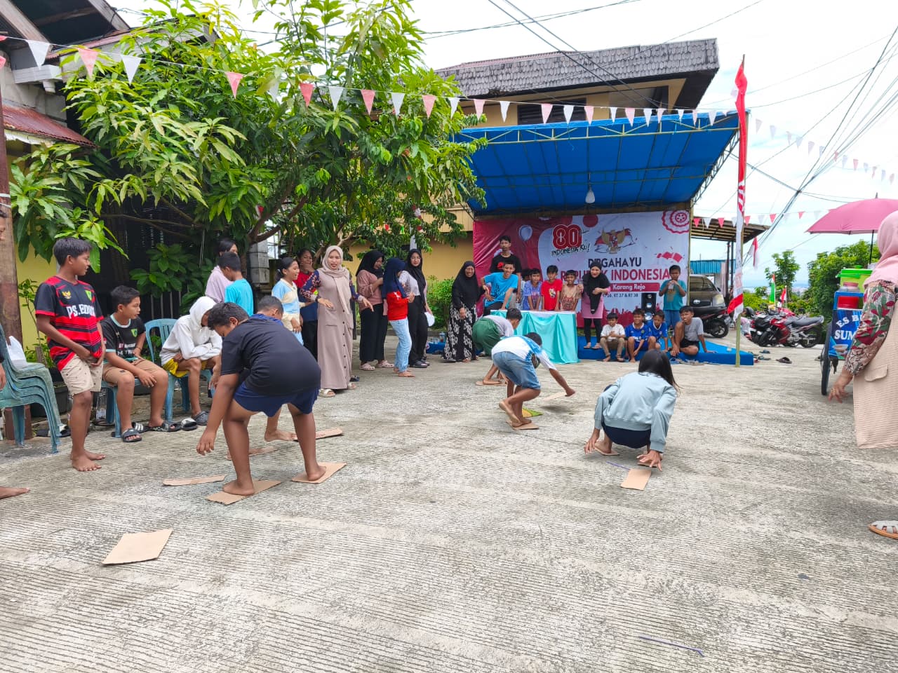 Selain pasar rakyat, aneka lomba juga dilaksanakan dengan semangat kemerdekaan yang diikui antusias warga sekitarnya.