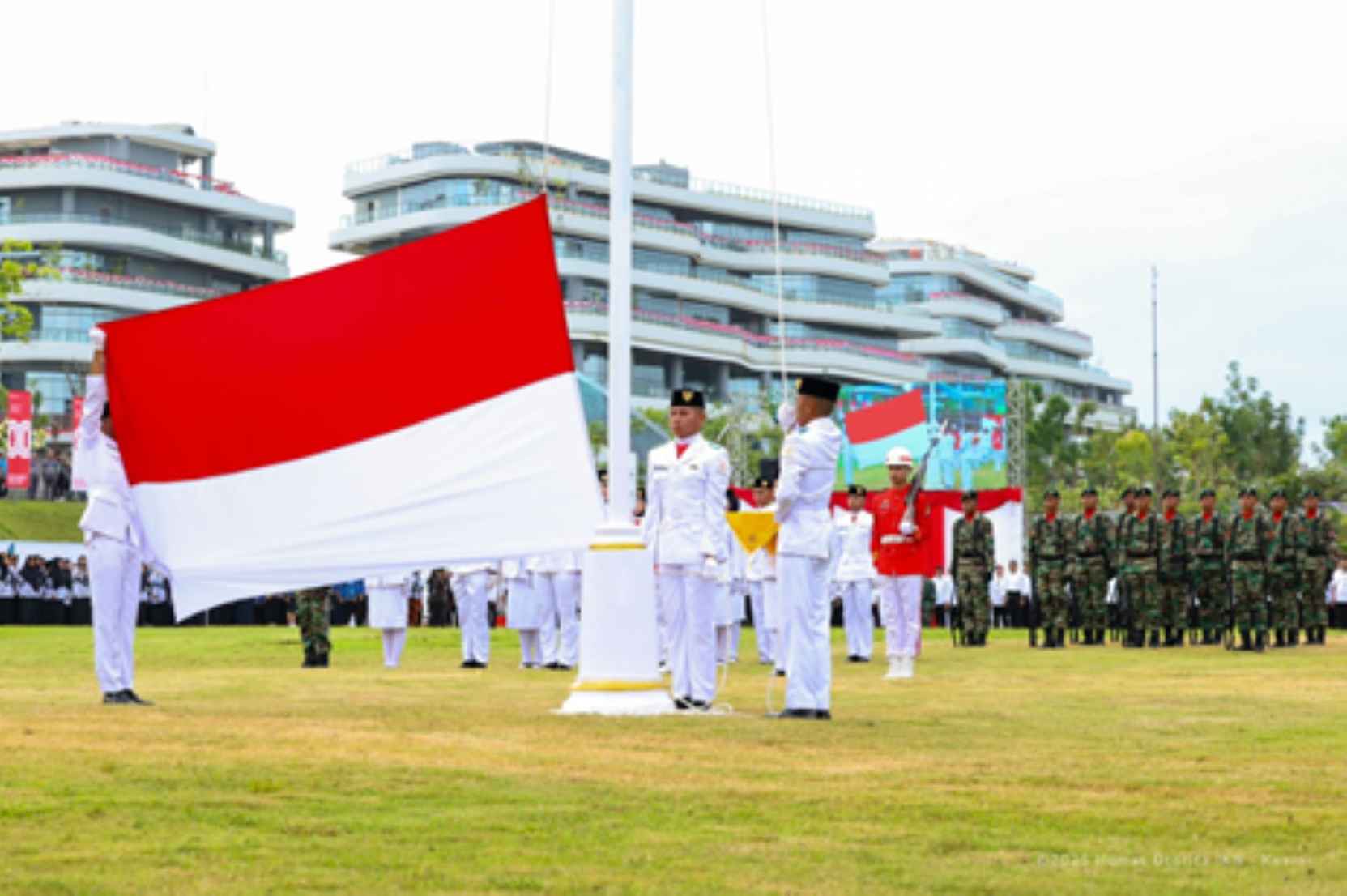 Proses Pengibaran Bendera Merah Putih di IKN.