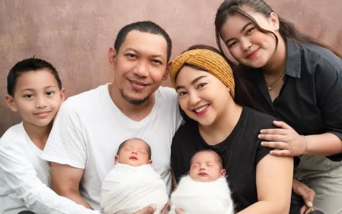 Mpok Alpa bersama suami dan anak-anaknya