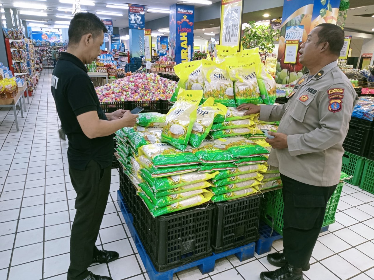 CEK BERAS: Satgas pangan melakukan pengecekan distribusi beras di pasar maupun toko swalayan.