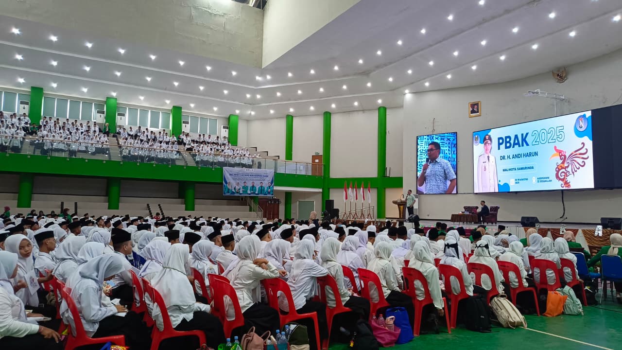 ANTUSIAS: Mahasiswa baru UINSI Samarinda menyimak materi mitigasi banjir dan pengelolaan sampah yang disampaikan Andi Harun pada kegiatan PBAK 2025, Senin (18/8). (Hafiz/KP)