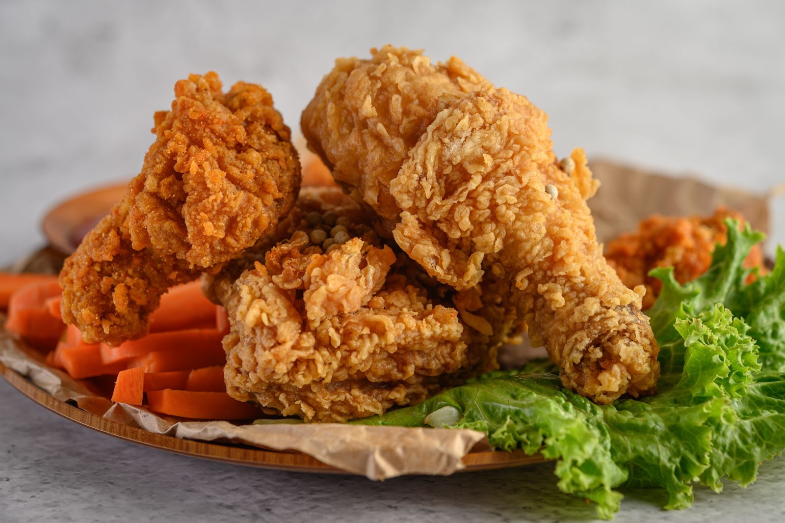 Sepiring ayam goreng krispi dan lezat.