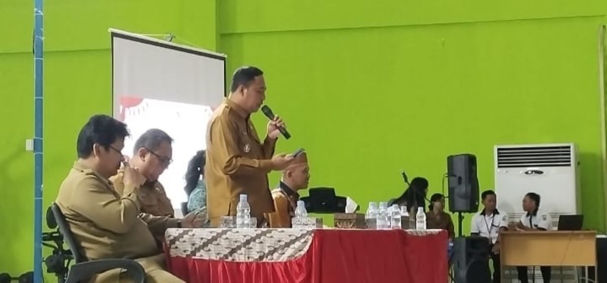 BERI APRESIASI: Bupati Kutai Barat, Frederick Edwin menyampaikan sambutan acara ramah tamah dengan Paskibra.