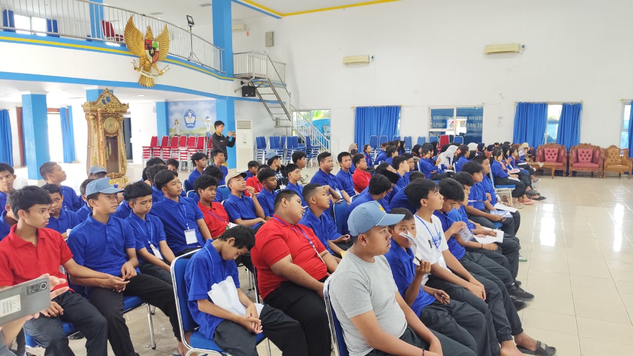 RUTIN: Beberapa siswa SRT 24 Samarinda mengikuti MPLS di aula BPMP Kaltim, Selasa (19/8).
