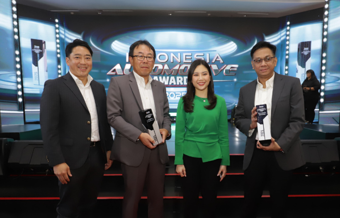 Atsushi Kurita (kedua kiri), Presiden Direktur PT MMKSI, dianugerahi "Automotive Person of the Year 2025".