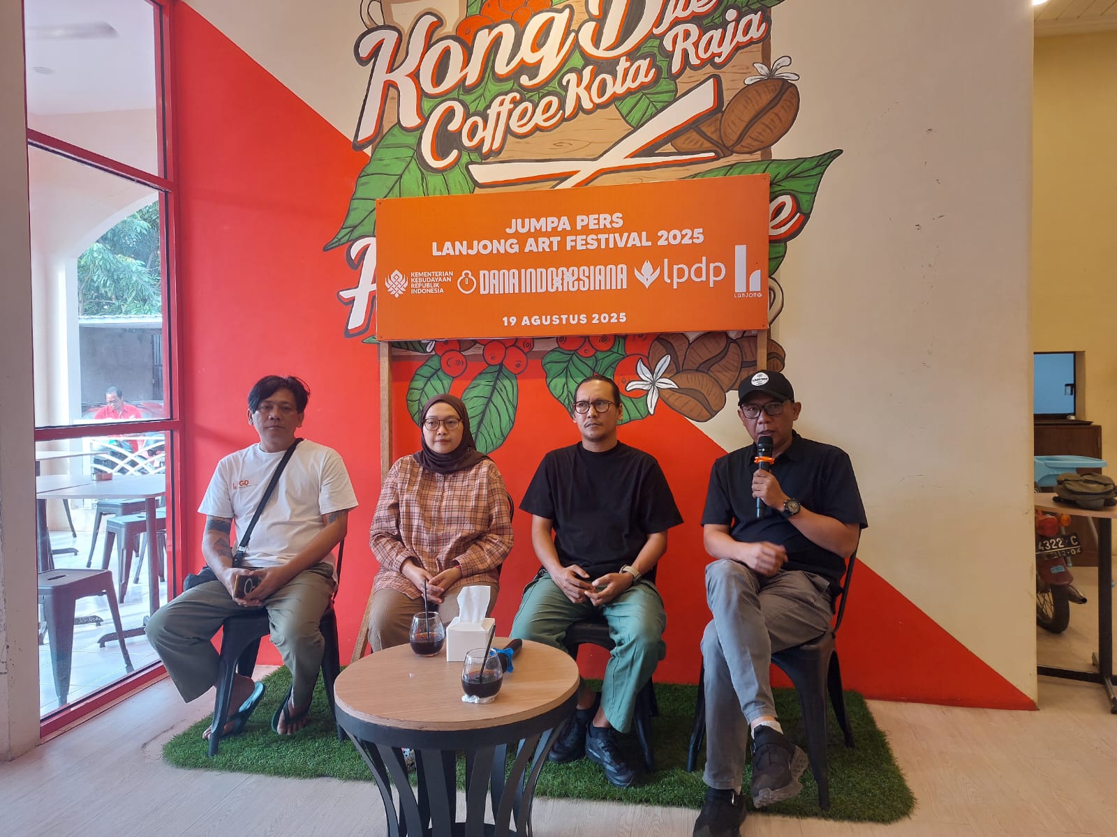 Suasana jumpa pers Lanjong Art Festival tahun 2025 di Kafe Kong Tjie Tenggarong,  &nbsp;