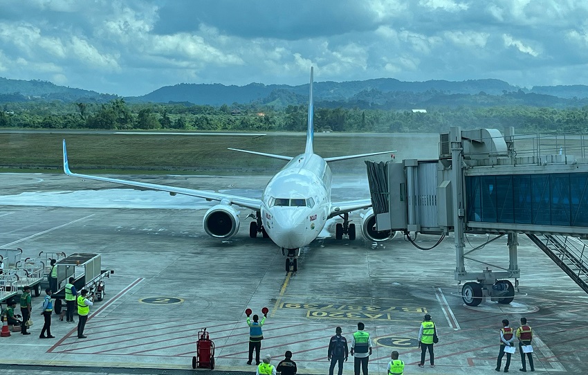 NASYA/KP  BERKEMBANG: Pesawat Garuda mendarat di Bandara Aji Pangeran Tumenggung (APT) Pranoto baru-baru ini. Enam bulan ke depan, bandara ini ditarget melayani rute internasional.