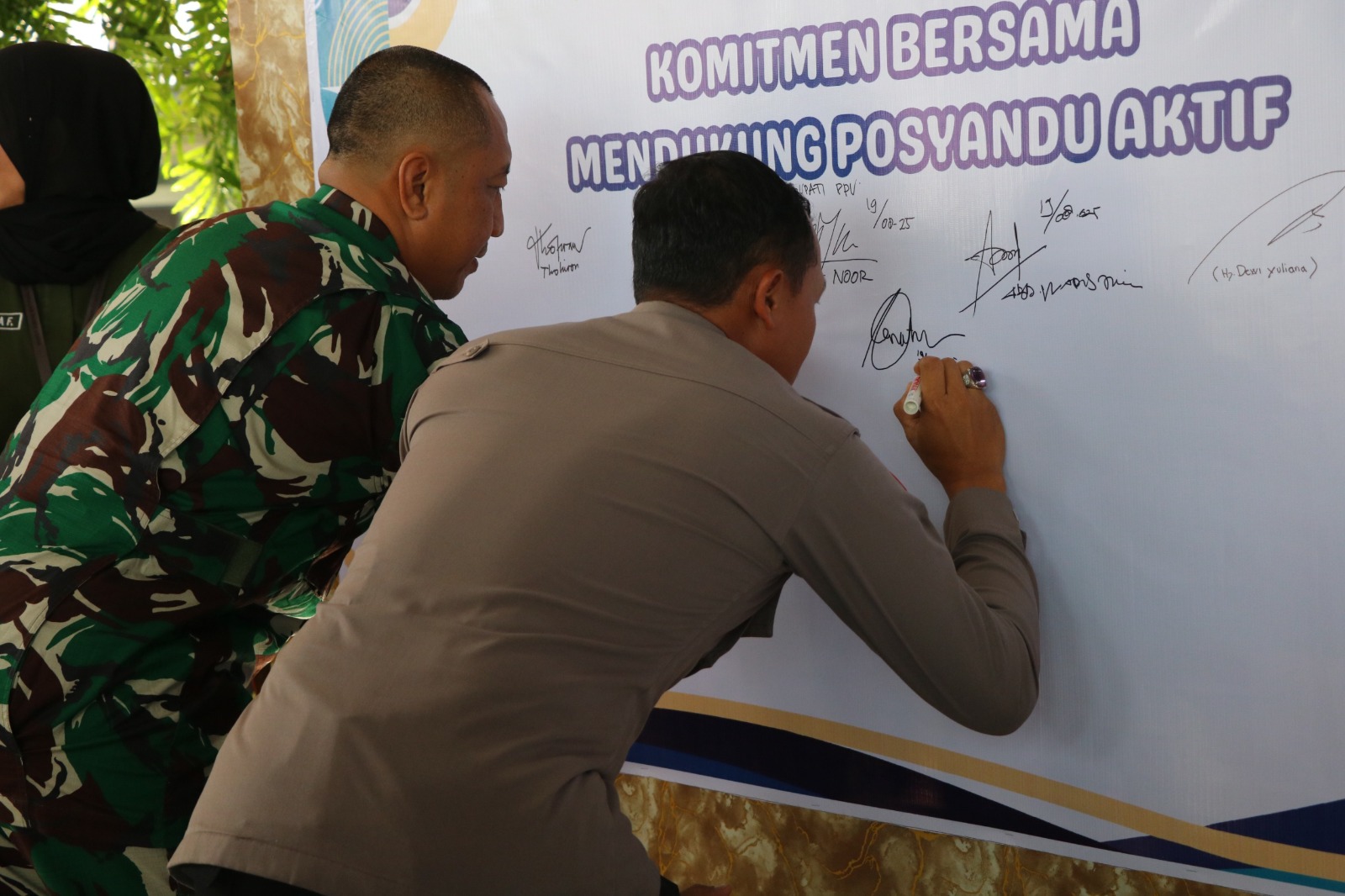 DUKUNG: Kapolres PPU, AKBP Andreas Alek Danantara (kanan) saat membubuhkan tanda tangan komitmen bersama mendukung posyandu aktif.
