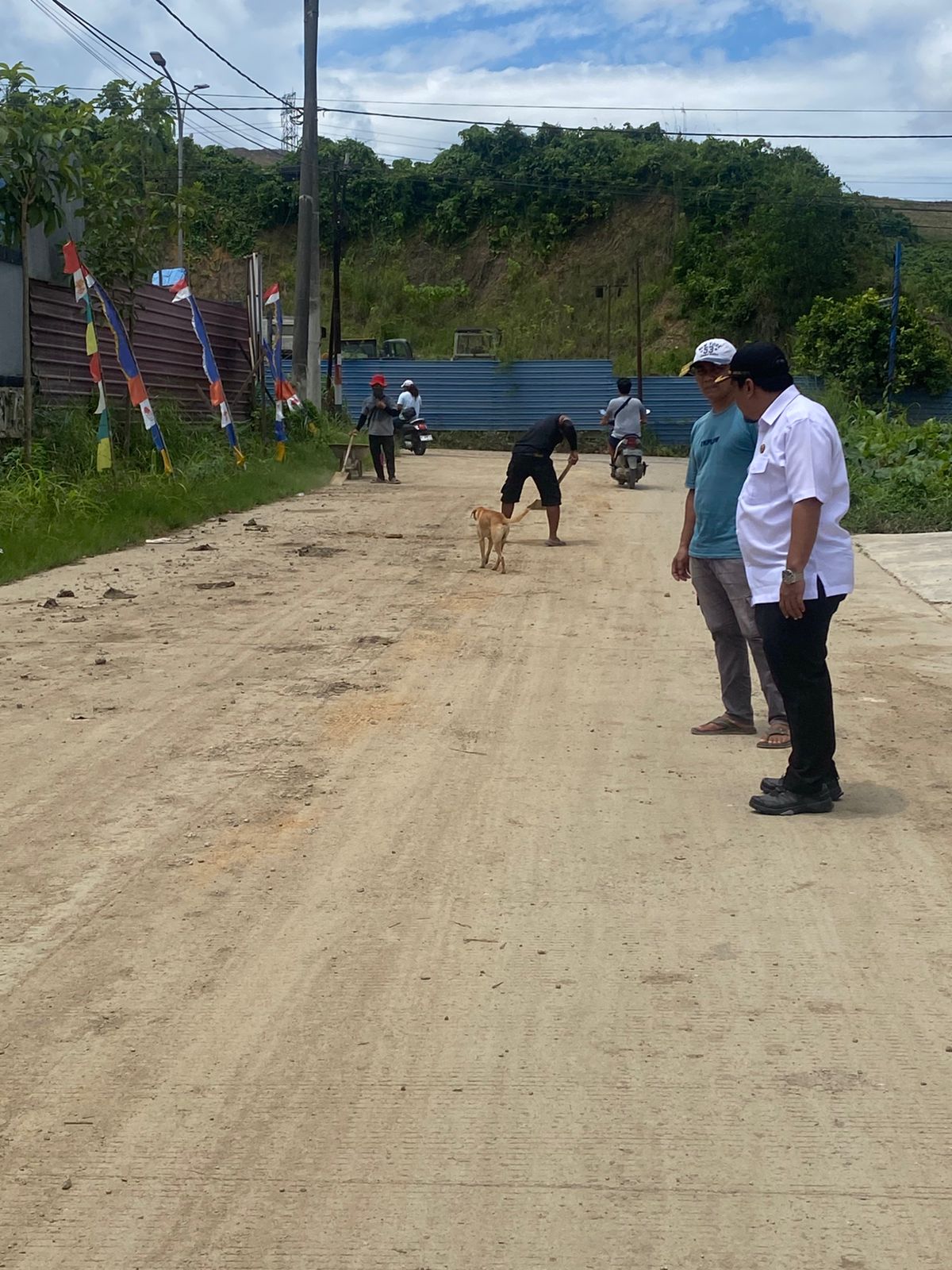 MAIN TEGUR: Eko Purwanto (kemeja putih) memantau pembersihan lumpur dan sisa sedimentasi di Jalan Rejang Raya Kelurahan Bukit Pinang imbas mobilisasi galian ke lahan milik warga, Rabu (20/8).