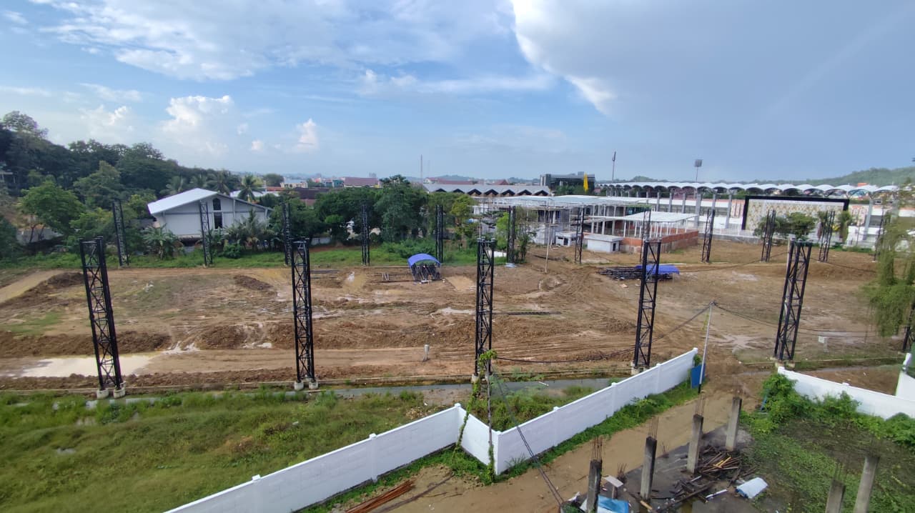 FOKUS: Area lapangan utama sepanjang 194 meter menjadi fokus penyelesaian pembangunan Driving Range Samarinda di kawasan GOR Segiri, Rabu (20/8).