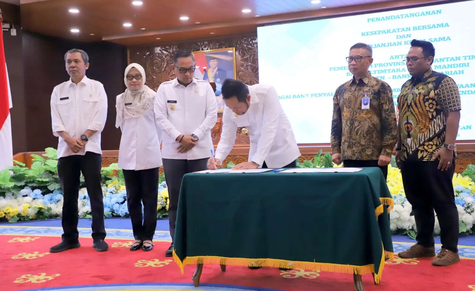Penandatanganan perjanjian kerja sama pembiayaan kepemilikan rumah bagi masyarakat berpenghasilan terbatas antara Pemprov Kaltim dengan bank penyalur di Samarinda, Rabu (20/8). (PEMPROV KALTIM)